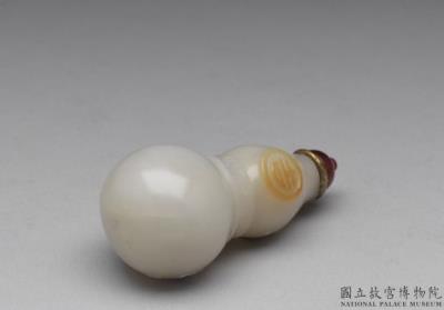 图片[2]-Jade gourd-shaped snuff bottle with a band and auspicious-character decoration, Qing dynasty, 18th century-China Archive